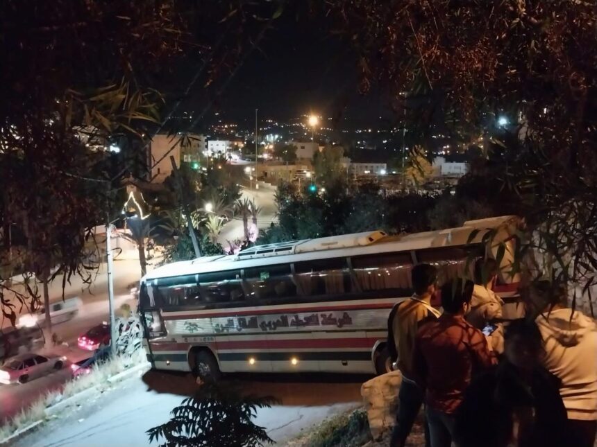 جرش : جنوح حافلة تُقل سياحا دون اصابات .. صور