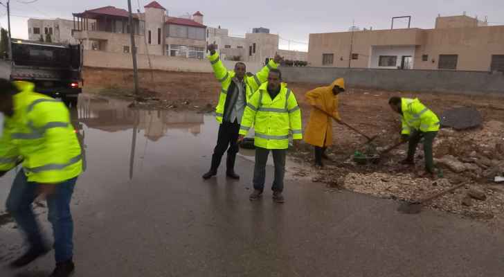 بلدية مادبا: التعامل مع مداهمة مياه أمطار لمنازل