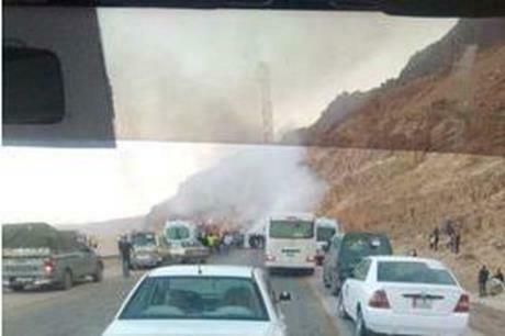 احتراق مركبة شحن محملة بـ 8 مركبات على طريق البحر الميت
