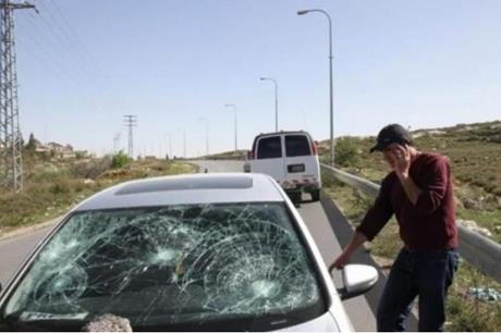 مستوطنون يهاجمون مركبة فلسطيني في قلقيلية