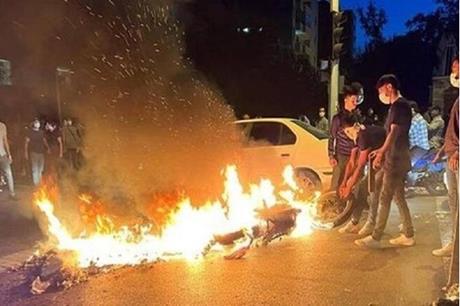 إيران.. مقتل ثلاثة أشخاص بينهم ضابط شرطة في مدينة سنندج
