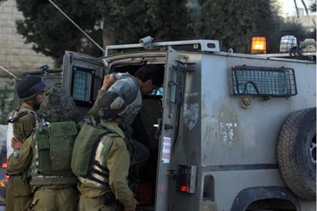 الاحتلال يعتقل ثلاثة فلسطينيين من مدينة الخليل