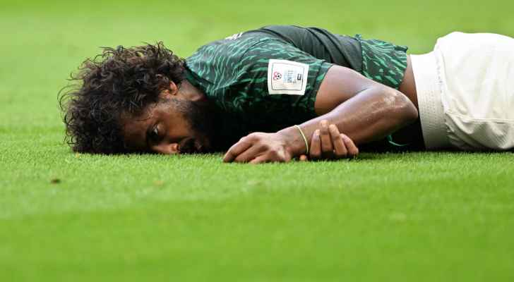 اصابة بليغة للاعب السعودي الشهراني جراء ركلة بالخطأ من زميله حارس المرمى