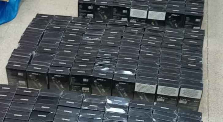 إحباط تهريب ٧٢٣ سيجارة إلكترونية وجالونات نكهات جوس
