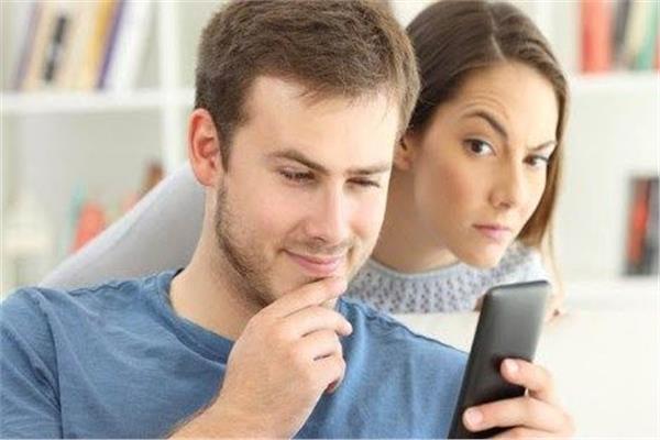 هل من تأثير سلبي لاستخدام تطبيق "فيسبوك" على العلاقة الزوجية