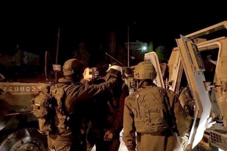 اعتقال ثلاثة فلسطينيين بينهم طفل بالخليل