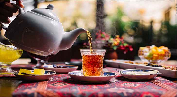 خبراء يُحذرون من تناول هذه الأطعمة مع الشاي