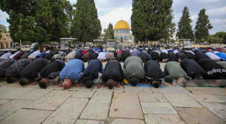 ٥٠ ألفا يؤدون صلاة الجمعة في المسجد الأقصى