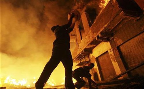 الدفاع المدني يتعامل مع حريق بمحل خردة بالرصيفة
