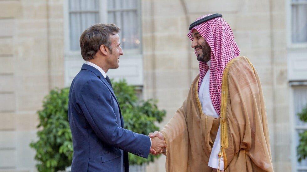 بن سلمان يلتقي ماكرون على هامش منتدى "أبيك"
