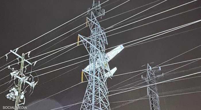 شاهدوا طائرة تستقر فوق برج كهرباء في أمريكا
