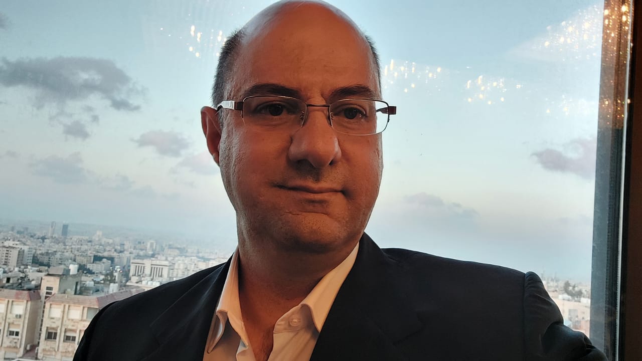 عليكم بأهل الشرف، فإن شرفهم يمنعهم عن الخيانة !!!