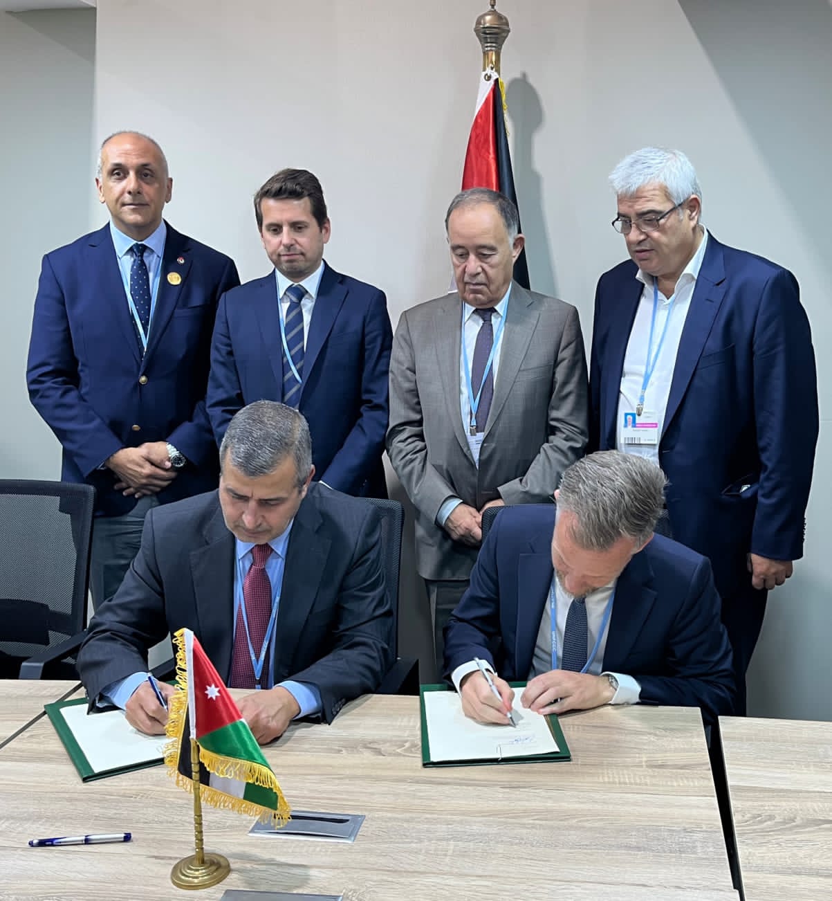 الخرابشة يوقع مع ميرسك العالمية مذكرة تفاهم للتعاون في مجال انتاج الميثانول الأخضر