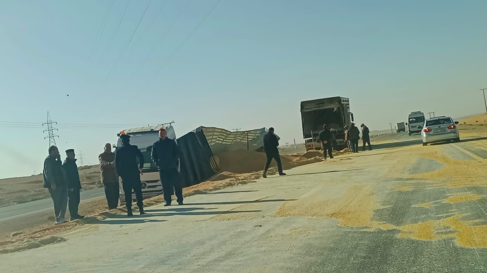 صور ... تدهور تريلا مُحملة بالذرة بمنطقة الابيض على الطريق الصحراوي