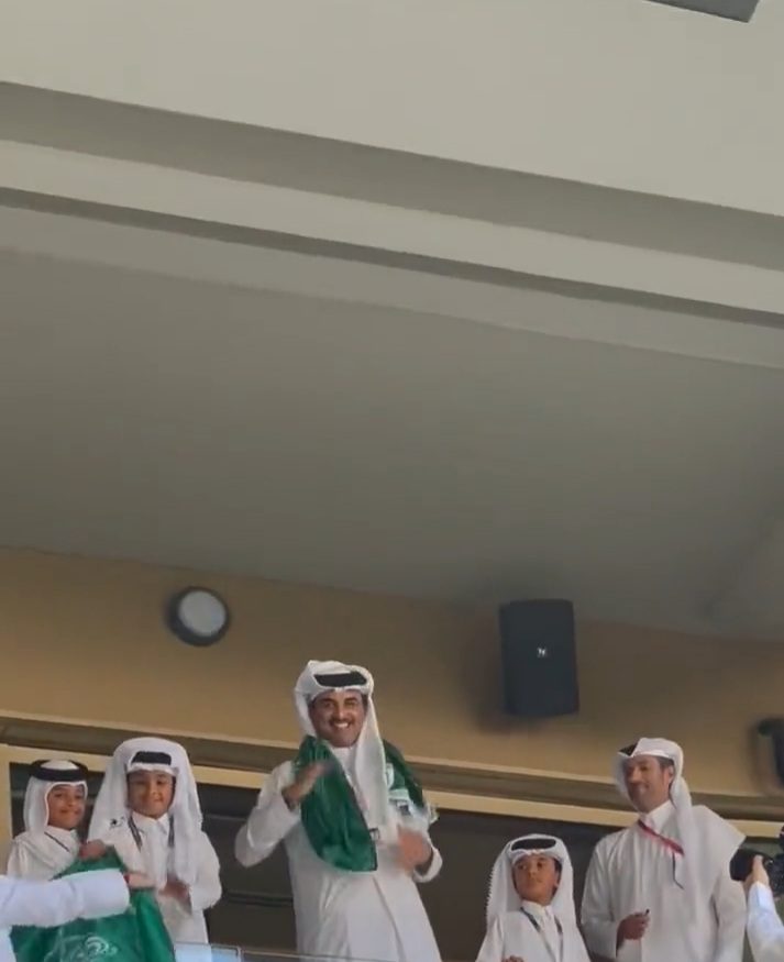 أمير قطر يرفع العلم السعودي ويساند الأخضر ضد الأرجنتين- فيديو