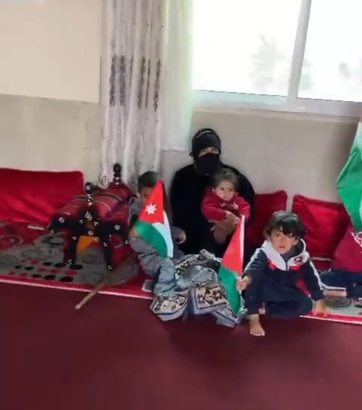 بالفيديو .. عائلة تقطن الحسا تناشد جلالة الملك للحؤول دون هدم منزله