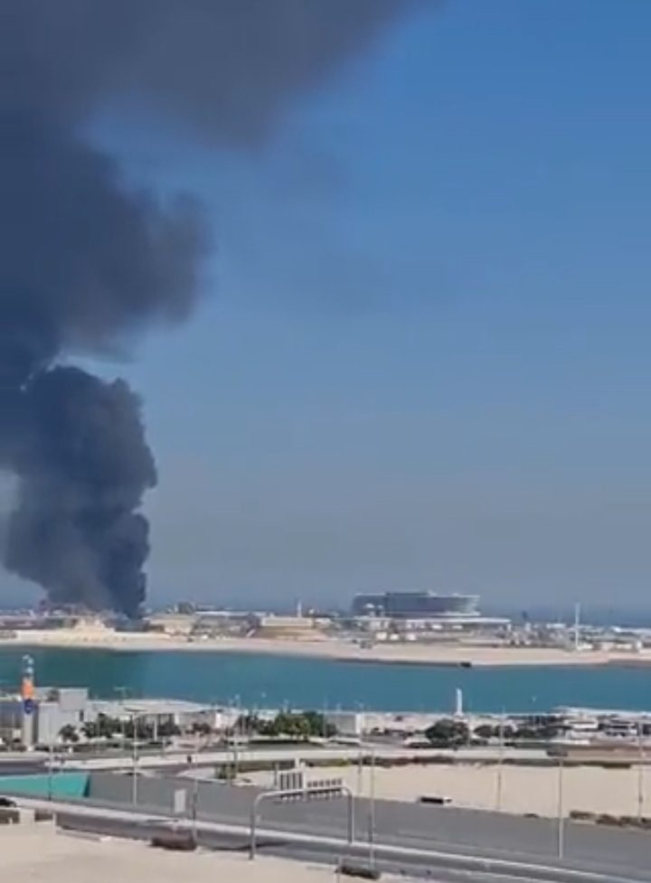فيديو.. اخماد حريق اندلع بالقرب من قرية لمشجعي كأس العالم