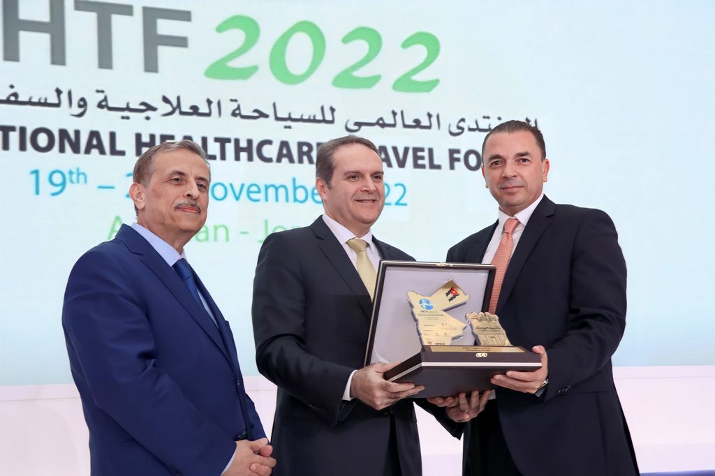 تكريم بنك الإسكان لرعايته الذهبية للمنتدى العالمي للسياحة العلاجية والسفر الصحي 2022