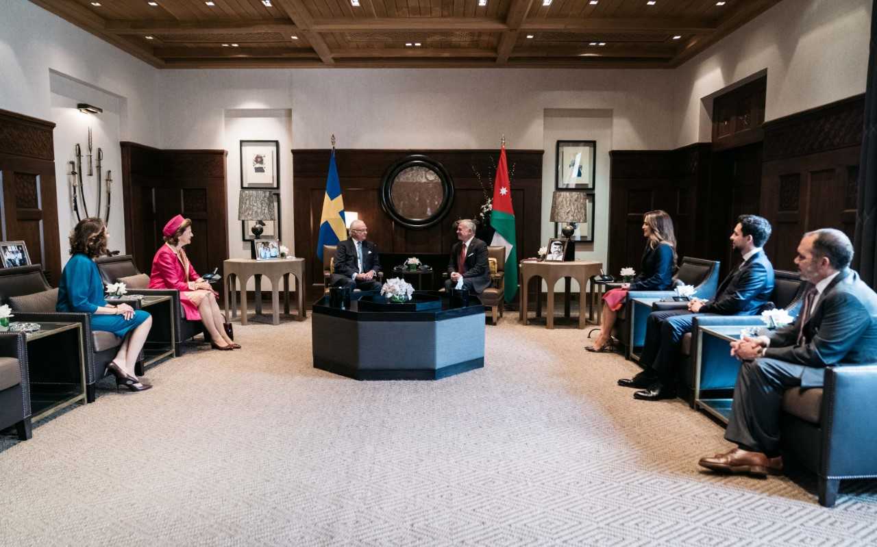 الملك يبحث مع ملك السويد العلاقات الثنائية والمستجدات الإقليمية والدولية