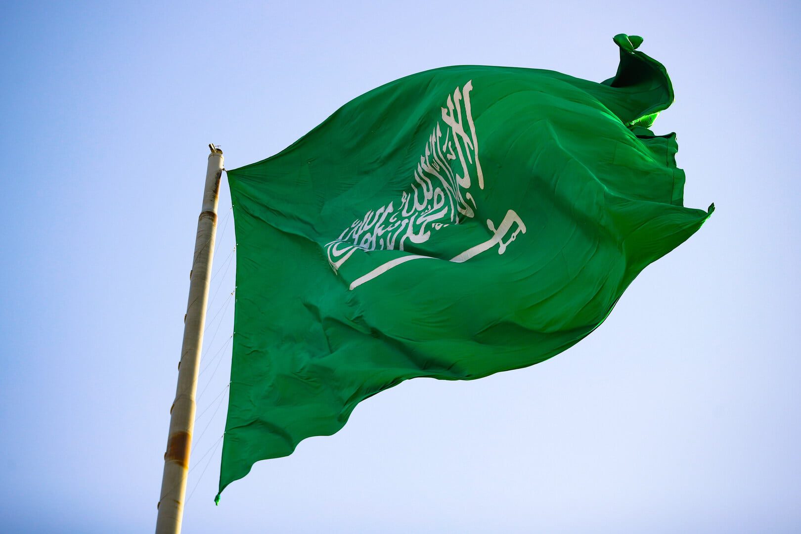 بالفيديو .. رصد "قنبلة المطر" على جبل أحد