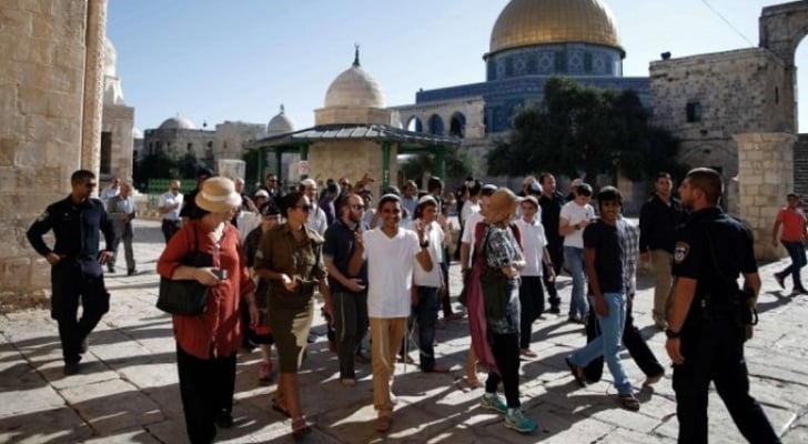 عشرات المستوطنين المتطرفين يقتحمون باحات الاقصى