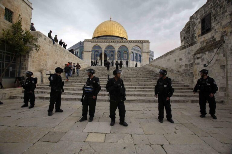 الاحتلال يمنع الفلسطينيين من الصلاة في الأقصى