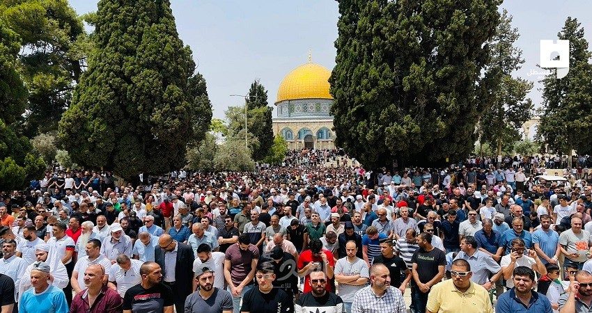 ٦٥ ألفا يؤدون صلاة الجمعة في الأقصى