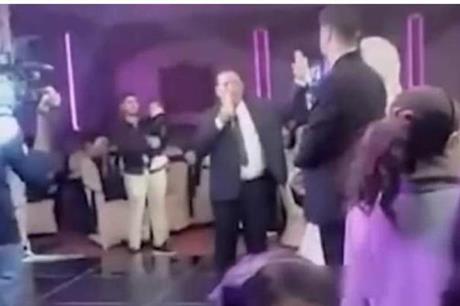 تفاصيل جديدة بقصة مصري طلق زوجته بحفل زفاف ابنته