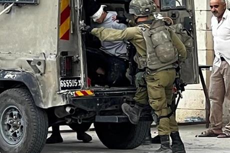 الاحتلال يعتقل فلسطينياً على معبر الكرامة