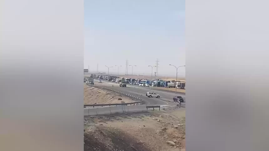 الحكومة بين خيارين لوقف اضراب الشاحنات ..رفع اجورها او تخفيض أسعار الوقود