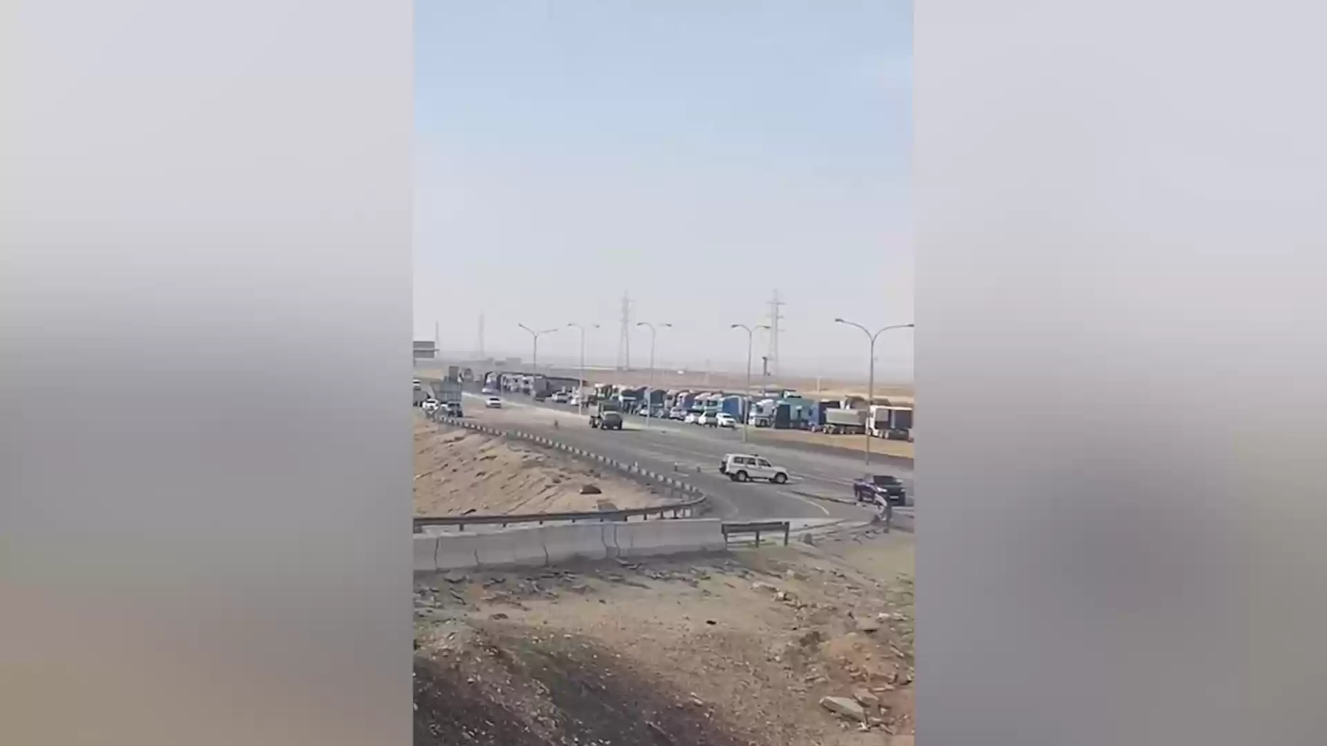 الحكومة بين خيارين لوقف اضراب الشاحنات ..رفع اجورها او تخفيض أسعار الوقود
