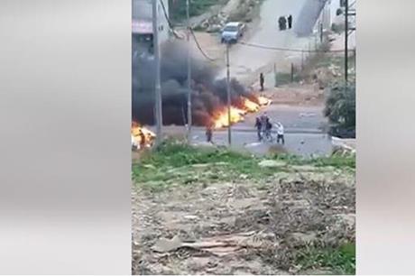 الأمن يعيد فتح طريق بيرين بعد إغلاقها بإطارات مشتعلة.. فيديو