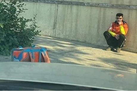 صورة مؤثرة لشاب يعمل بخدمة التوصيل تشعل مواقع التواصل