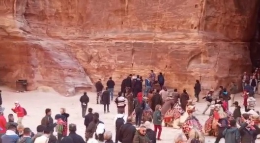بالفيديو .. لفتة انسانية من الدفاع المدني تستحوذ على اهتمام المواطنين والسياح في البتراء
