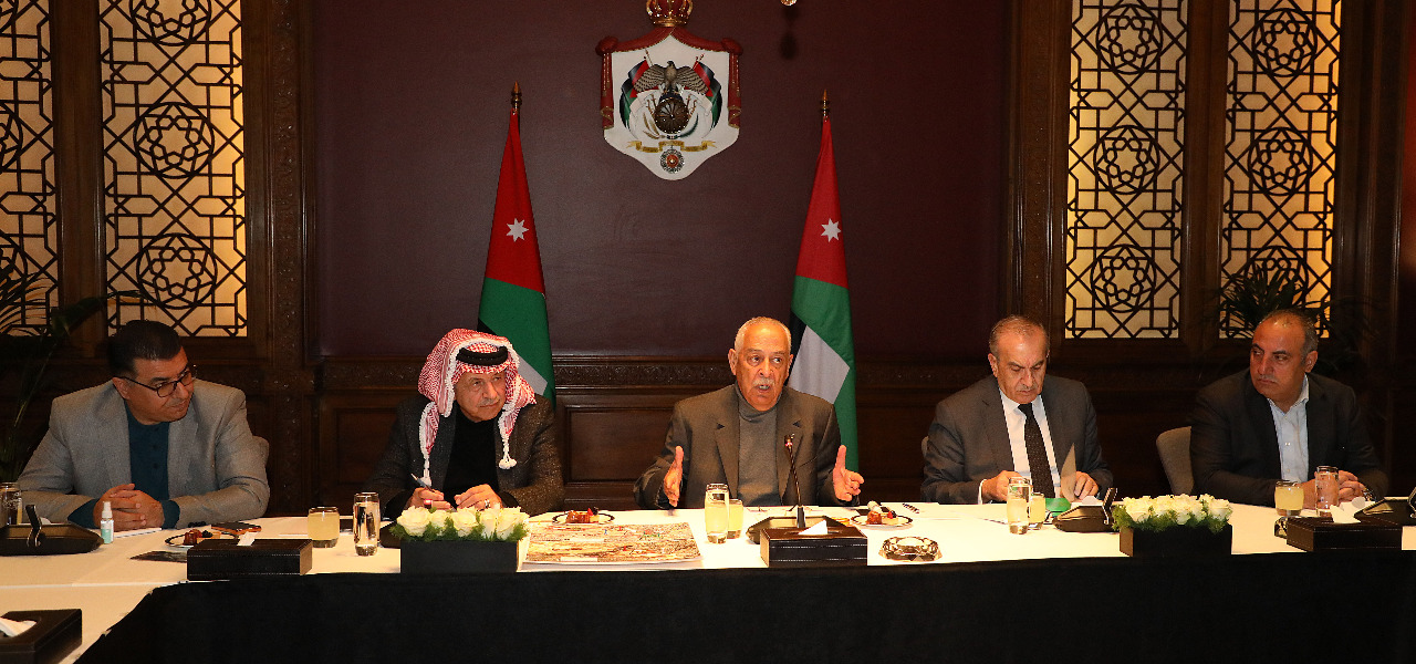 رئيس الديوان الملكي يؤكد ضرورة تسارع وتيرة الإنجاز بمشروع تأهيل تلال الفوسفات