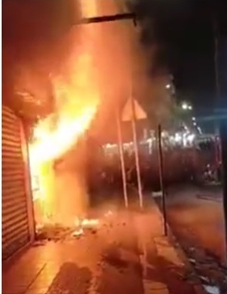 الدفاع المدني يُخمد حريقا في أحد المحال التجارية بجبل النزهة ..فيديو