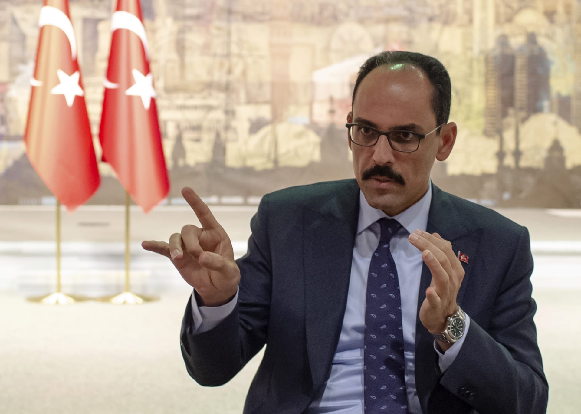 الرئاسة التركية تعلق على العلاقات مع مصر ومصافحة السيسي وأردوغان التاريخية