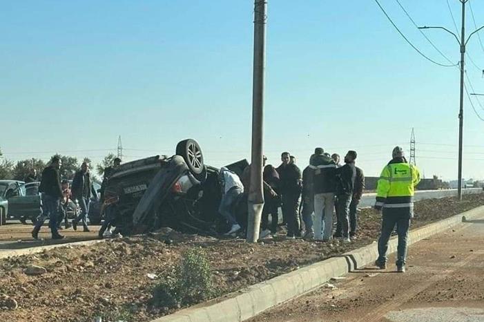 3 إصابات بتدهور مركبة على شارع البتراء في إربد - صور