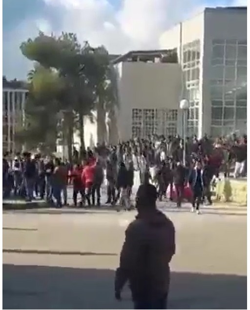 بالفيديو .. مشاجرة طلابية في الجامعة الأردنية