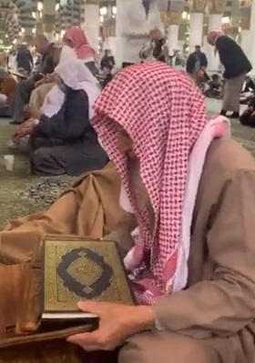 شاهدوا ما فعله مواطن سعودي لمواطن باكستاني بالمسجد النبوي