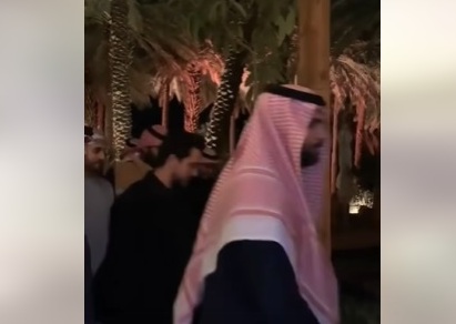 شاهدوا .. ولي العهد برفقة الأمير بن سلمان ونجل سلطان عُمان يغادرون مطعما في محافظة العلا