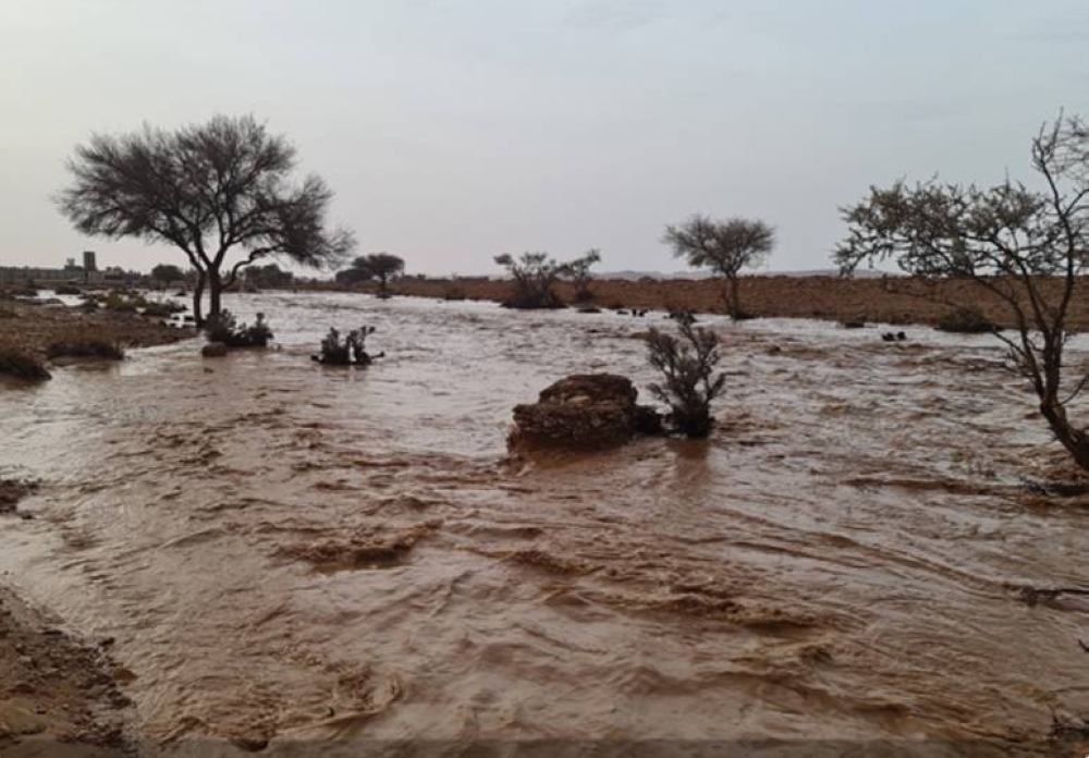 شرطة البادية الجنوبية تنقذ شخصاً حاصرته السيول في منطقة باير