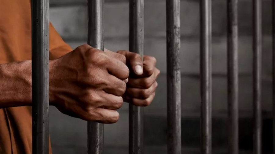 حبس شخص هدد بقطع رأس والدته وحرقها