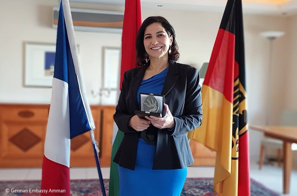 الأردنية هديل عبد العزيز تتسلم الجائزة الفرنسية الألمانية لحقوق الإنسان وسيادة القانون
