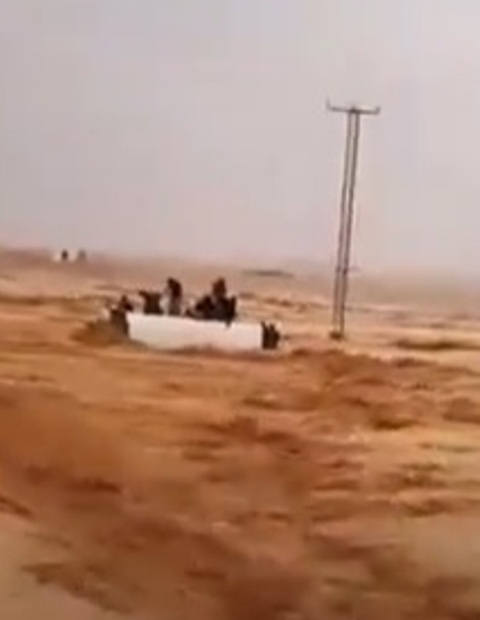بالفيديو.. السيول تجرف حافلة على الصحراوي وأزمة خانقة على الطريق
