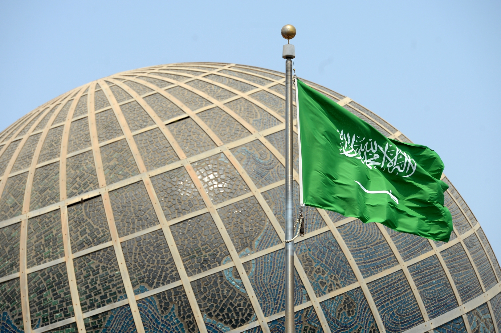 بيان سعودي بشأن السماح ببيع الكحول