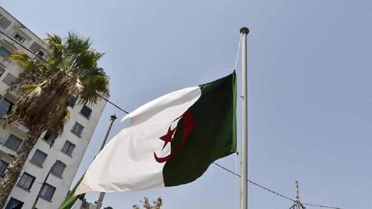 الجزائر.. حبس تلميذ طعن معلّمته بعد أن طردته من الصف