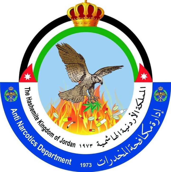 مكافحة المخدرات تداهم تاجرَي مخدرات وتلقي القبض عليهما وبحوزتهما كميات كبيرة من المخدرات