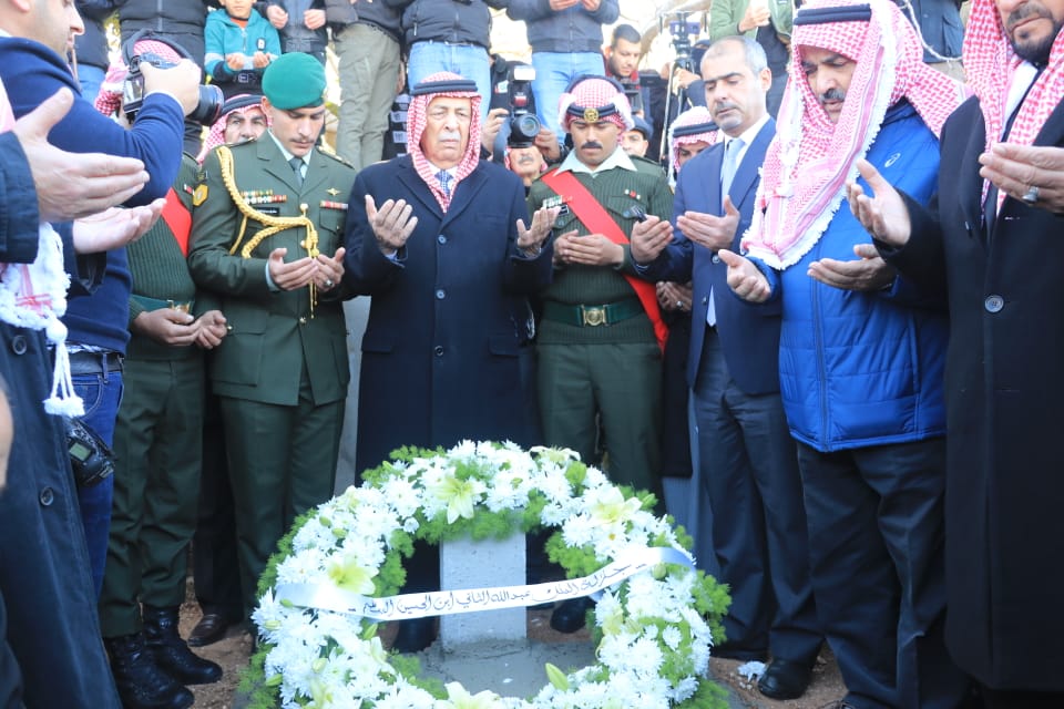 بالصور .. مندوبا عن الملك " العيسوي " يشارك بتشييع جثمان الراحل عبد السلام المجالي
