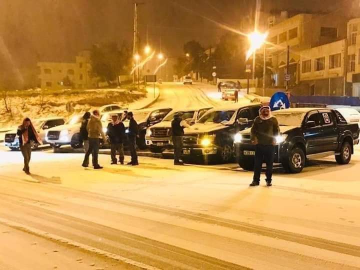 السلط : مبادرة شبابية لمساعدة المواطنين خلال الظروف الجوية